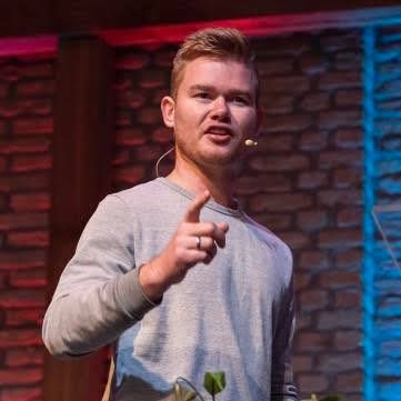 Rik Ouwendijk spreekt met een microfoon in de hand